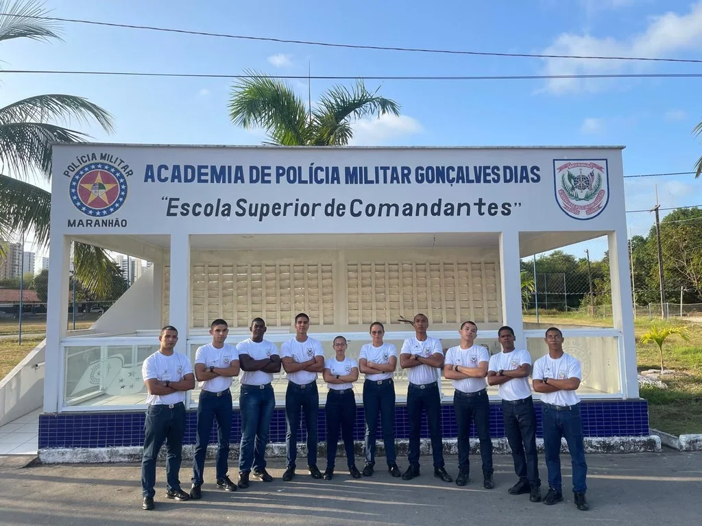 Aprovados em frente à academia da Polícia Militar