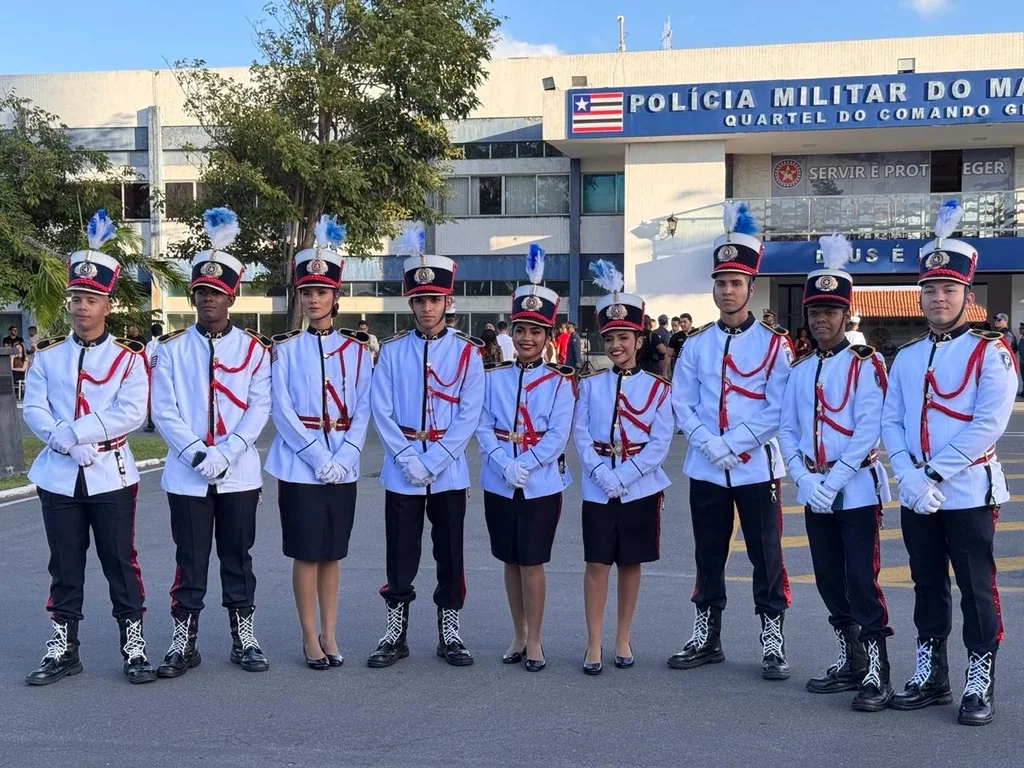 Aprovados fardados em frente ao quartel da Polícia Militar